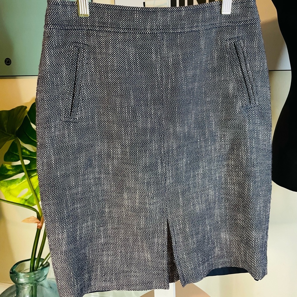 Ann Taylor Pencil skirt, sz 2. Cute pleat in front. Excellent condition.